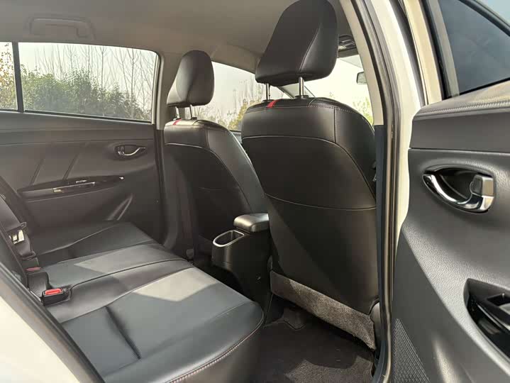 Фото 15 - Toyota Yaris L Hatchback