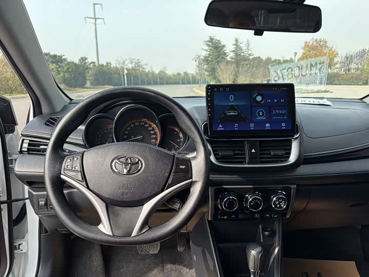 Фото 16 - Toyota Yaris L Hatchback