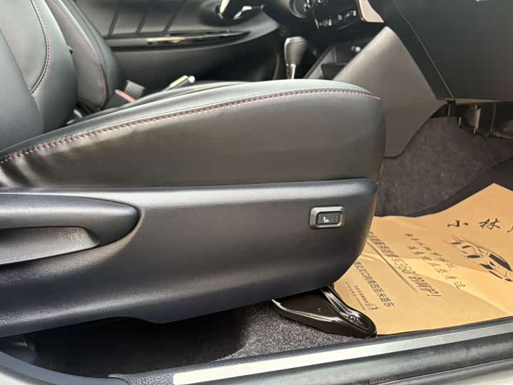 Фото 18 - Toyota Yaris L Hatchback