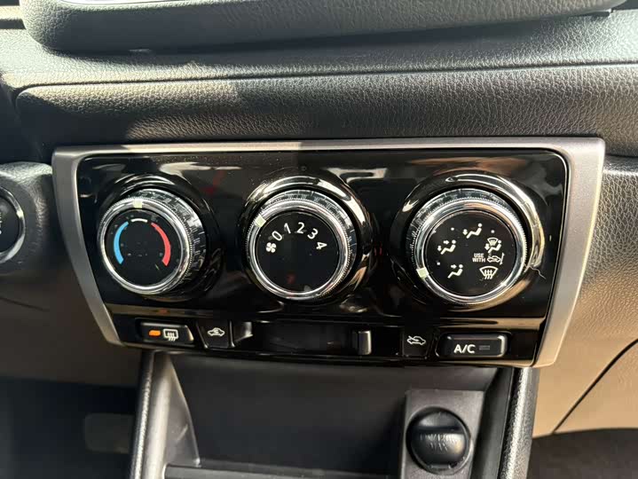 Фото 19 - Toyota Yaris L Hatchback