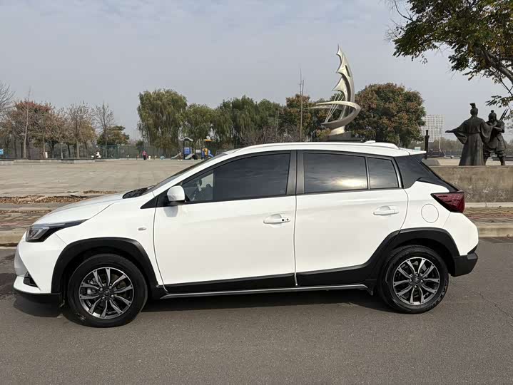 Фото 2 - Toyota Yaris L Hatchback