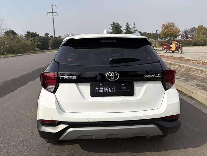 Фото 6 - Toyota Yaris L Hatchback