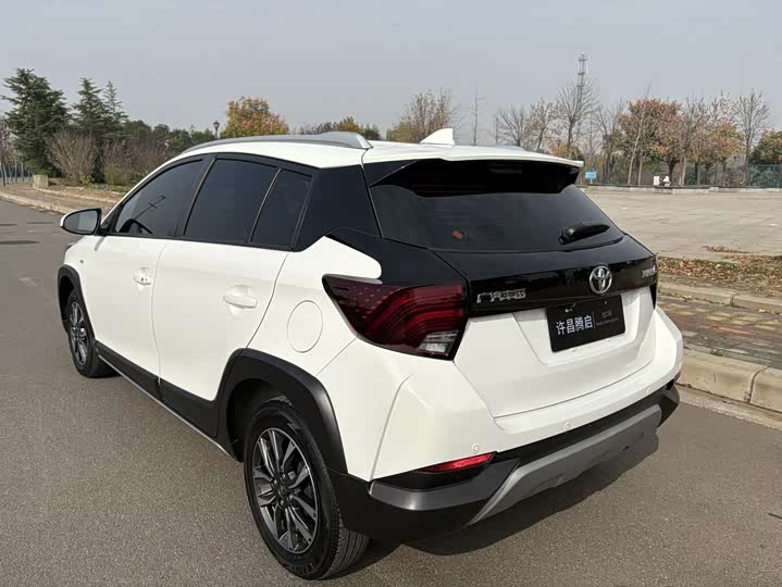 Фото 7 - Toyota Yaris L Hatchback