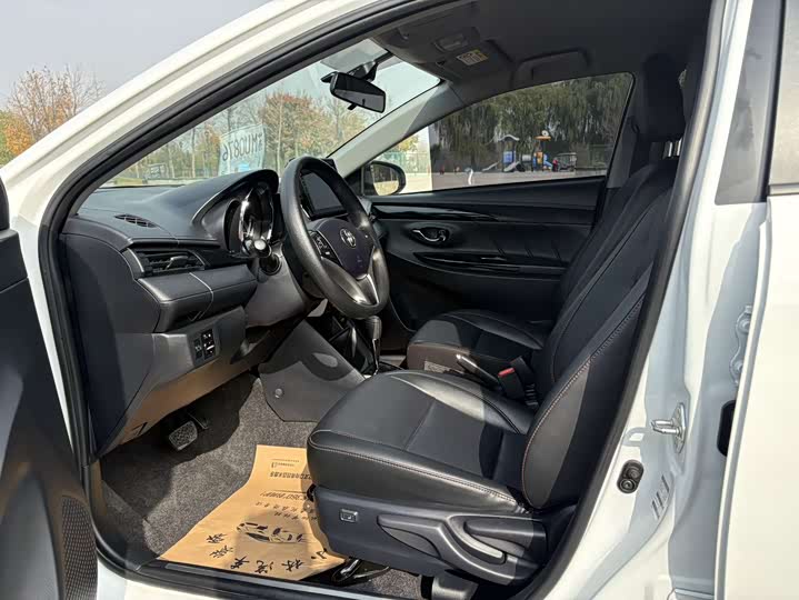 Фото 8 - Toyota Yaris L Hatchback