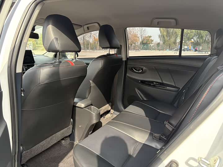 Фото 9 - Toyota Yaris L Hatchback