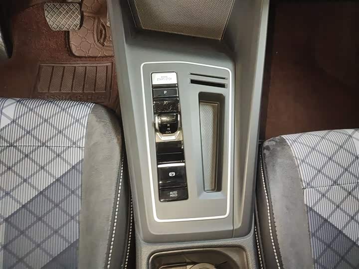 Фото 14 - Volkswagen Golf