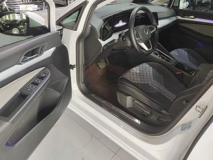 Фото 16 - Volkswagen Golf