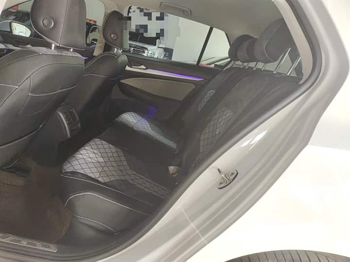 Фото 17 - Volkswagen Golf