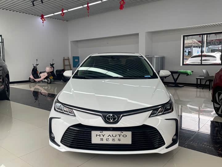 Фото 2 - Toyota Corolla