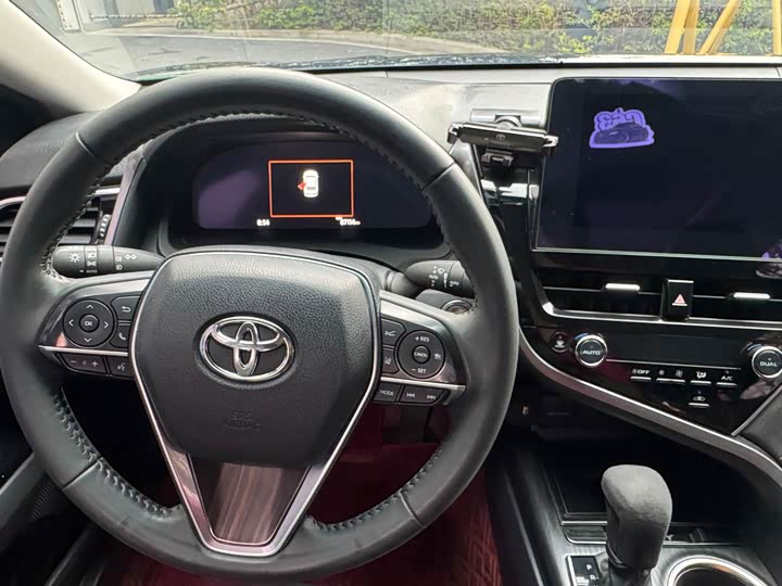 Фото 10 - Toyota Camry