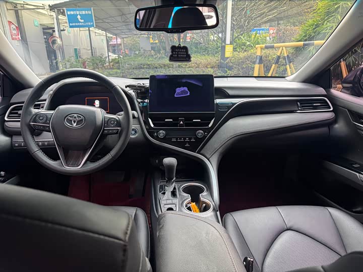 Фото 6 - Toyota Camry