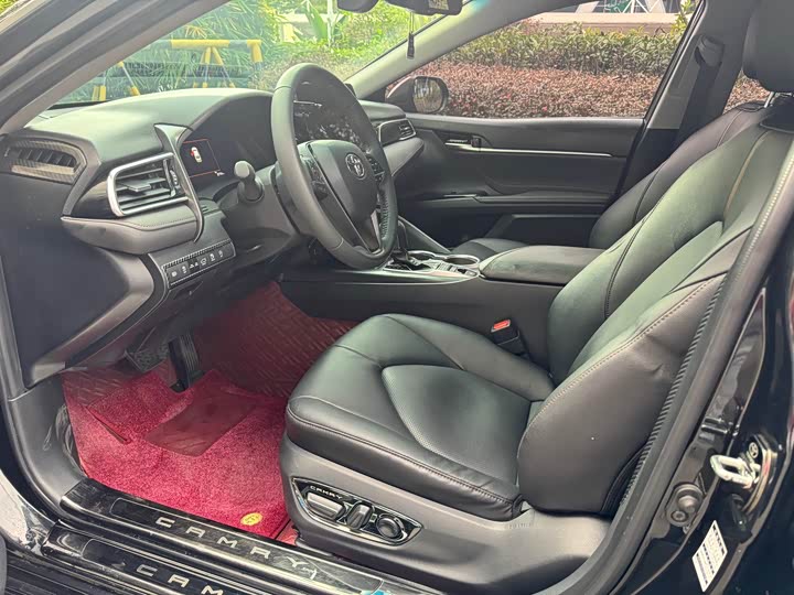 Фото 7 - Toyota Camry