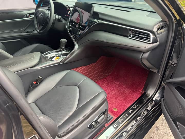 Фото 8 - Toyota Camry