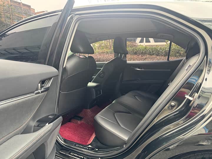 Фото 9 - Toyota Camry