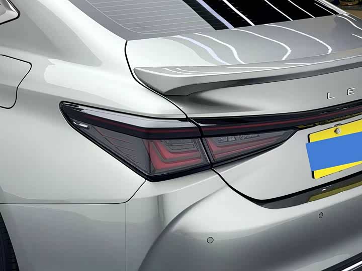 Фото 11 - Lexus ES