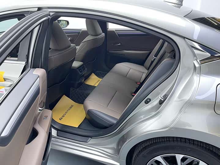 Фото 13 - Lexus ES