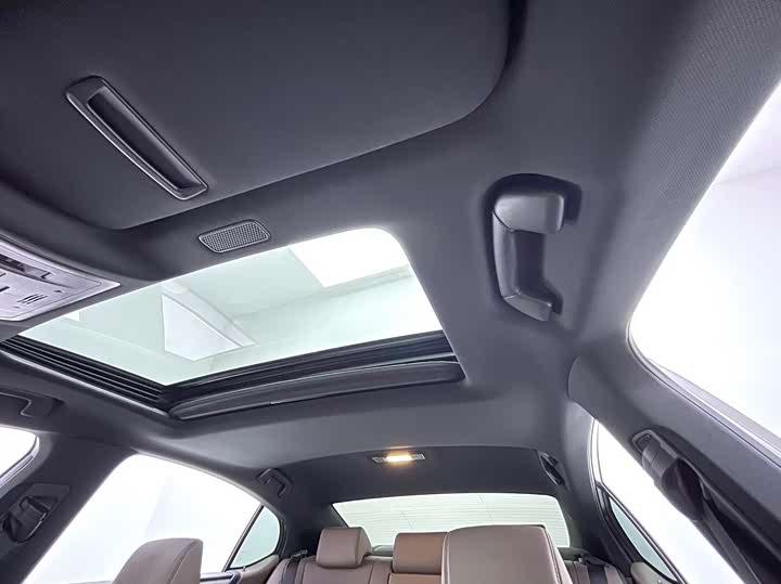 Фото 17 - Lexus ES