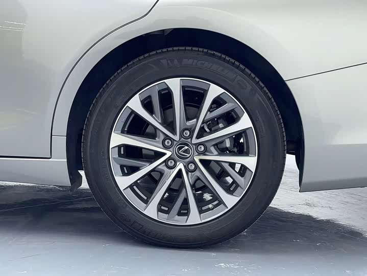 Фото 18 - Lexus ES