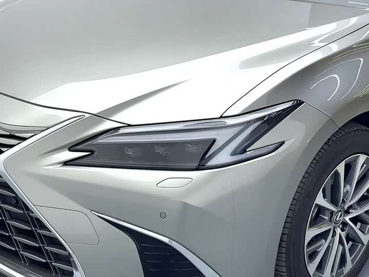 Фото 8 - Lexus ES