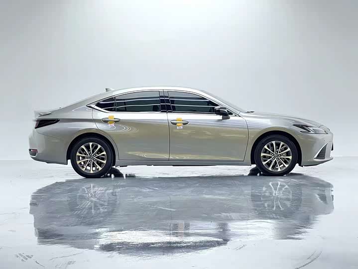 Фото 9 - Lexus ES