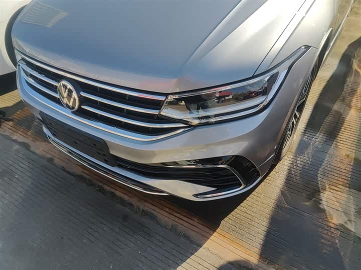 Фото 24 - Volkswagen Tiguan L Pro