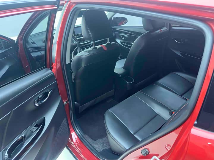 Фото 10 - Toyota Yaris L Hatchback