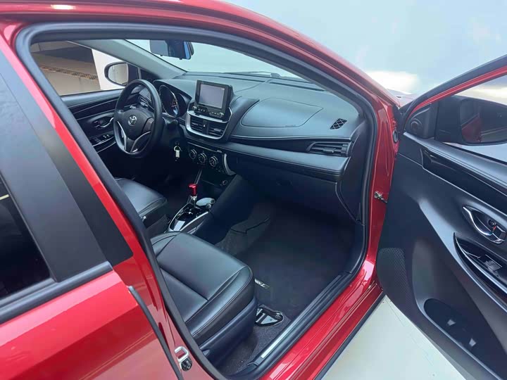 Фото 11 - Toyota Yaris L Hatchback