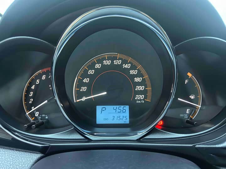 Фото 12 - Toyota Yaris L Hatchback