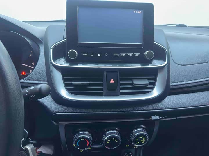 Фото 14 - Toyota Yaris L Hatchback