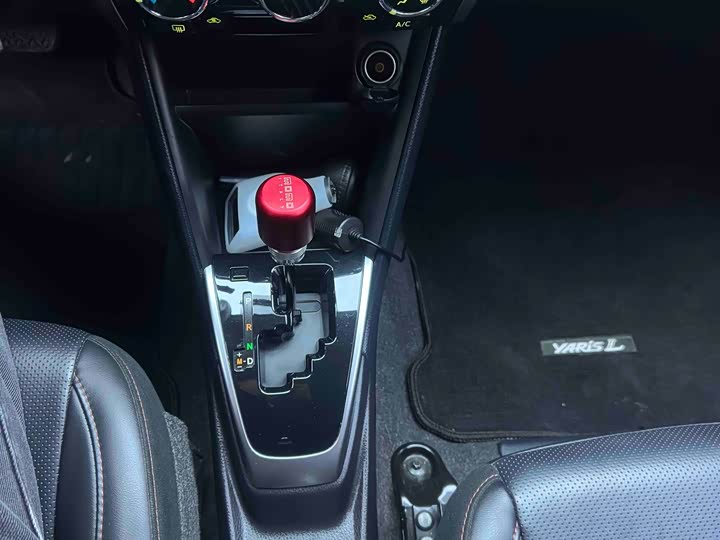 Фото 15 - Toyota Yaris L Hatchback