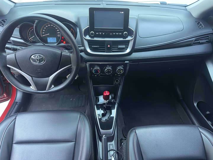 Фото 16 - Toyota Yaris L Hatchback