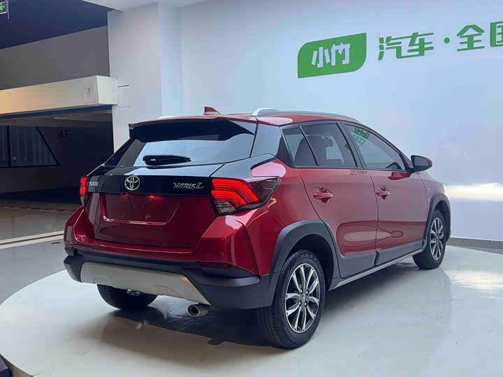 Фото 6 - Toyota Yaris L Hatchback