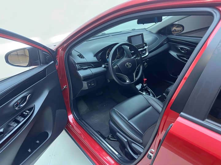 Фото 9 - Toyota Yaris L Hatchback