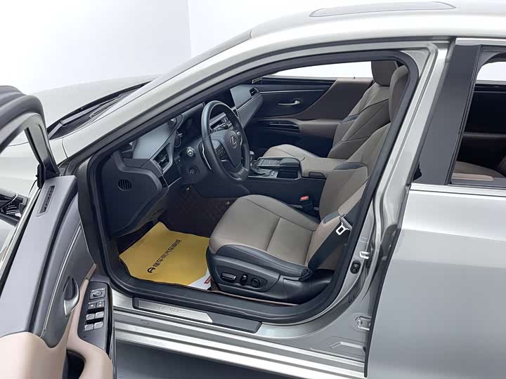 Фото 10 - Lexus ES