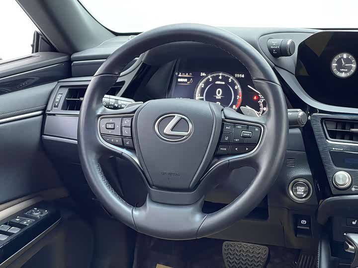 Фото 11 - Lexus ES