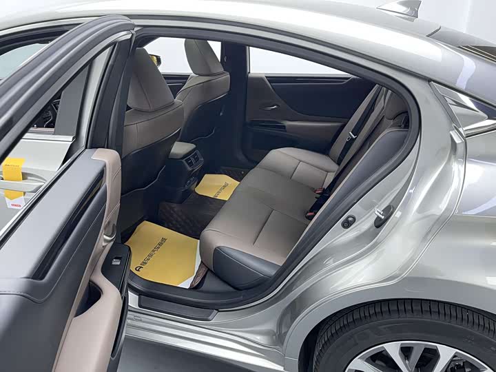 Фото 12 - Lexus ES