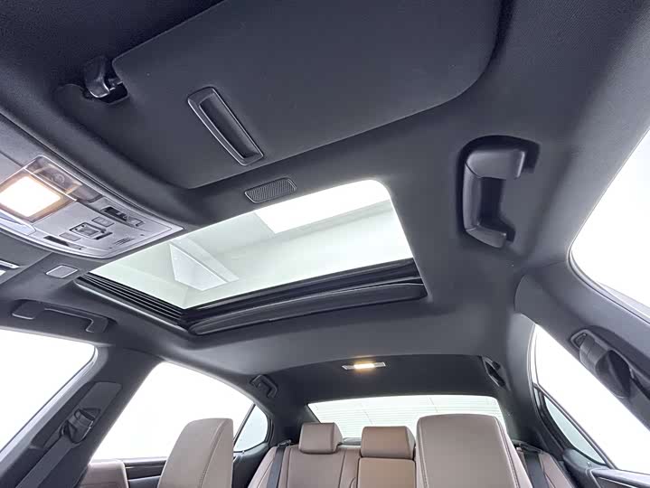 Фото 13 - Lexus ES