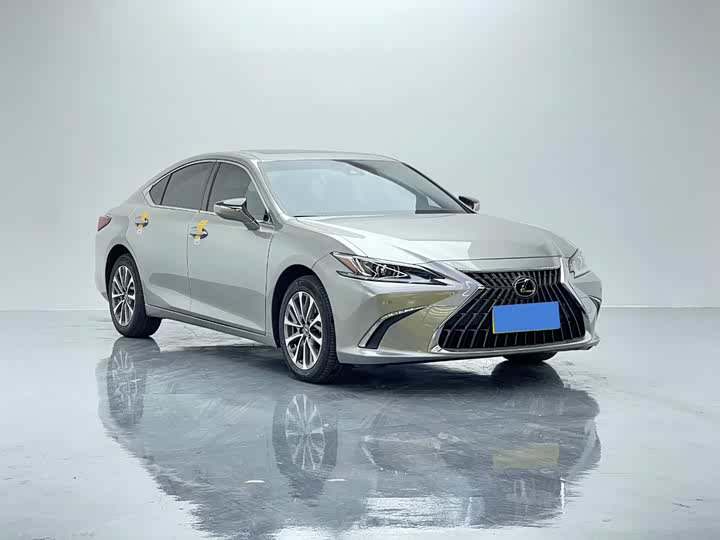 Фото 3 - Lexus ES