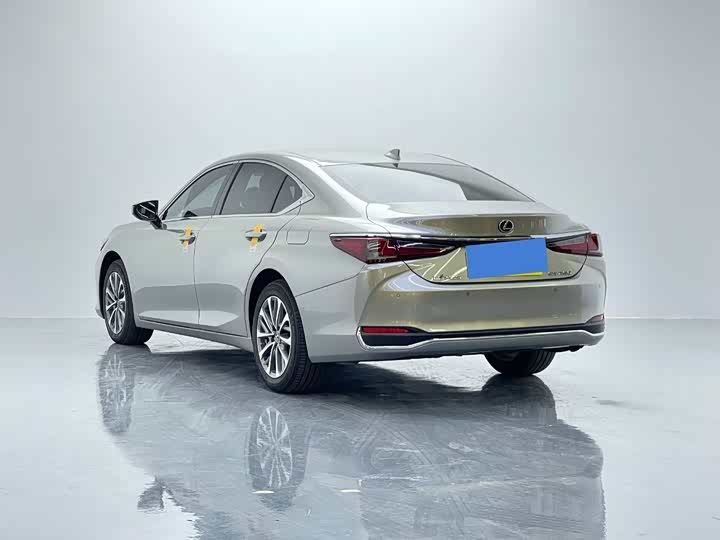 Фото 4 - Lexus ES