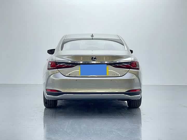 Фото 6 - Lexus ES