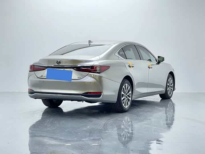 Фото 7 - Lexus ES