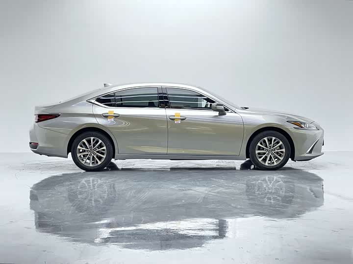 Фото 8 - Lexus ES