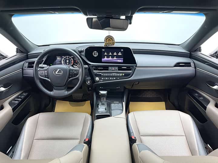 Фото 9 - Lexus ES