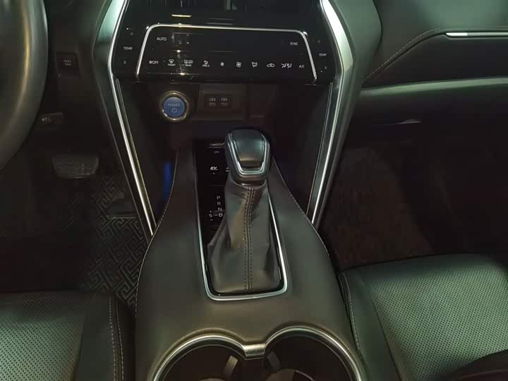 Фото 14 - Toyota Harrier