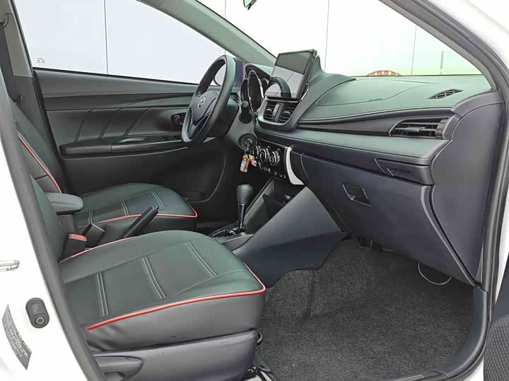 Фото 10 - Toyota Yaris L Hatchback