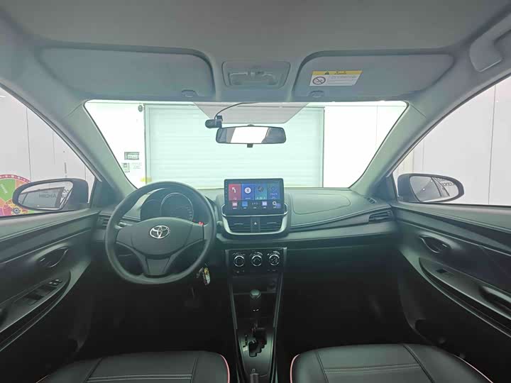 Фото 14 - Toyota Yaris L Hatchback