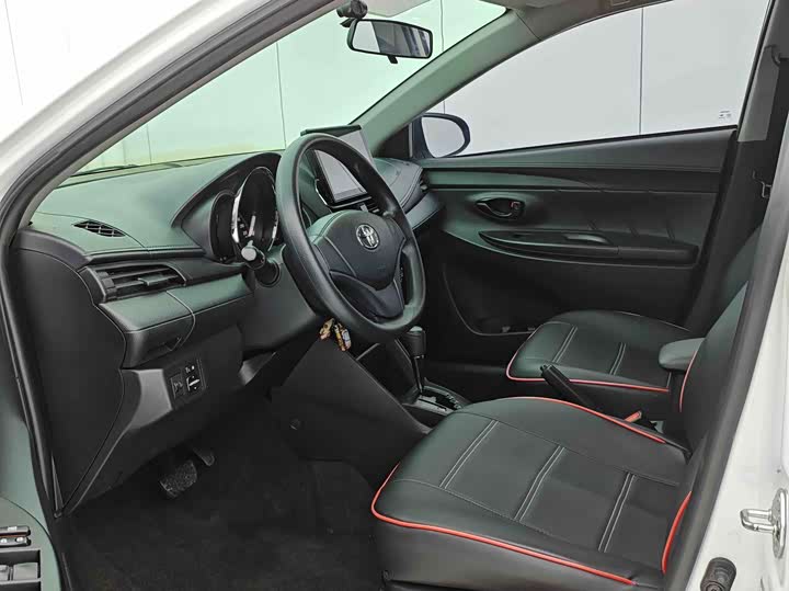 Фото 17 - Toyota Yaris L Hatchback