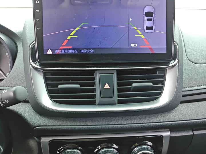 Фото 19 - Toyota Yaris L Hatchback