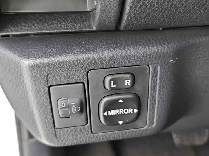 Фото 20 - Toyota Yaris L Hatchback