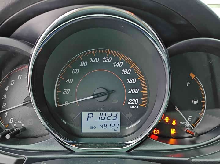 Фото 21 - Toyota Yaris L Hatchback